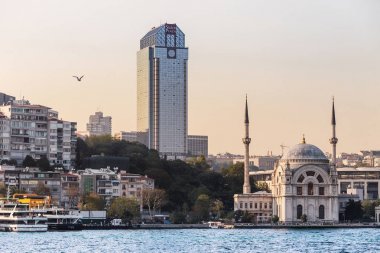 11 Eylül 2017, Türkiye, Istanbul: Dolmabahçe Camii ve modern gökdelen süzer plaza otel