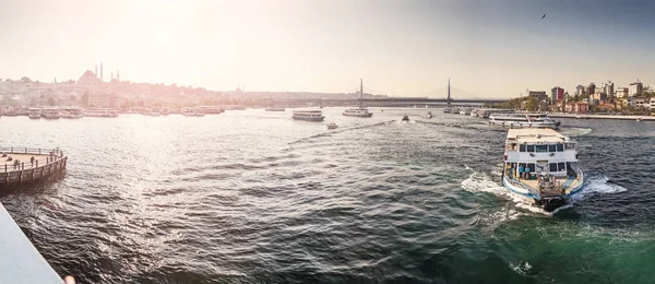 11 DE SETEMBRO DE 2017, TURQUIA, ISTANBUL: Vista panorâmica do Chifre Dourado com navios e barcos de transporte — Fotografia de Stock