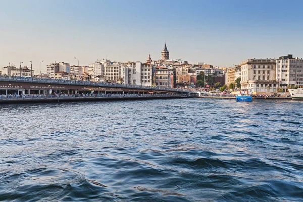11 September 2017, Turkiet, Istanbul: utsikt över den berömda Galatabron och den historiska centrum av Istanbul från havet — Stockfoto