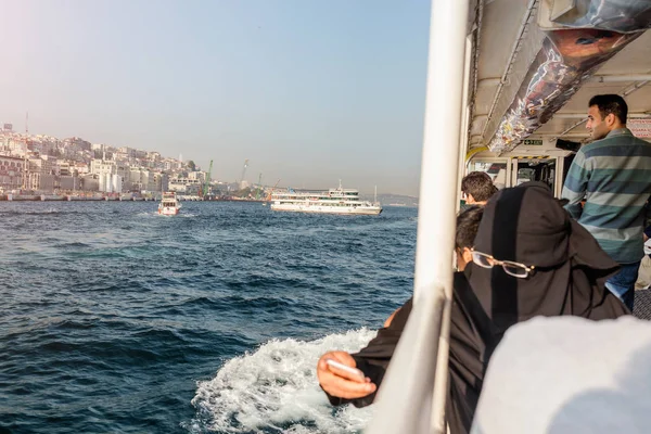 11 SEPTIEMBRE 2017, TURQUÍA, ISTANBUL: Mujer árabe en hiyab haciendo selfie mientras viaja en barco en crucero marítimo —  Fotos de Stock
