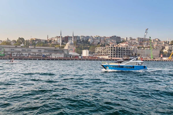 11 September 2017, Turkiet, Istanbul: en vacker lyxjakt löper längs vattnet i Bosporen mot bakgrund av sevärdheterna i Istanbul — Stockfoto