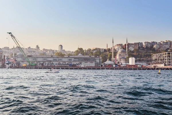11 September 2017, Turkiet, Istanbul: Seascape utsikt över Istanbul och Bosporen sundet med byggkranar — Stockfoto