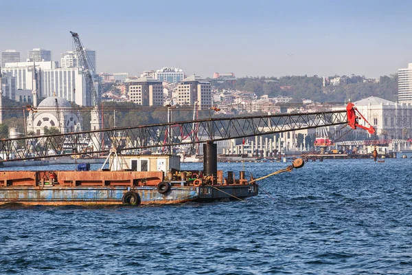 11 SEPTEMBRE 2017, TURQUIE, ISTANBUL : Vue sur le paysage marin d'Istanbul et du détroit du Bosphore avec grues de construction — Photo