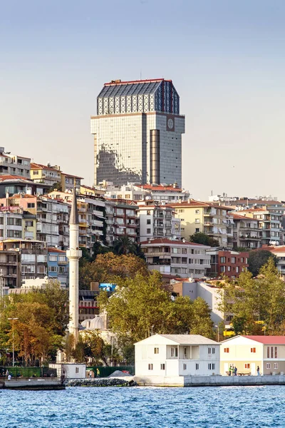 Visa från havet stadsbilden med moderna skyskrapor i business center i Istanbul — Stockfoto