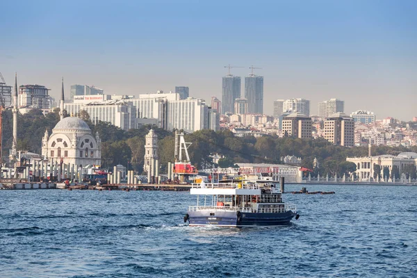 11 September 2017, Turkiet, Istanbul: en vacker lyxjakt löper längs vattnet i Bosporen mot bakgrund av sevärdheterna i Istanbul — Stockfoto