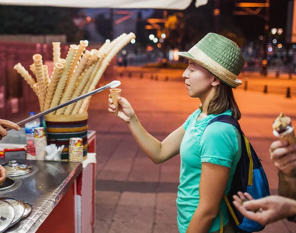 O vendedor de sorvete joga uma piada turca tradicional com turistas europeus — Fotografia de Stock