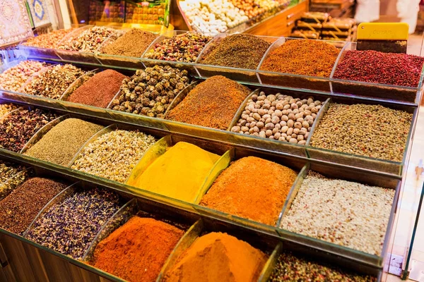 Spice Bazar con diversi colorati peperoni esotici a Istanbul, Turchia — Foto Stock