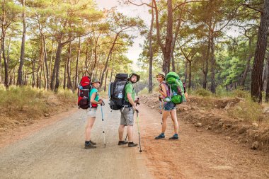 Çok uluslu grup genç mutlu arkadaşlar öğrenci sırt çantaları, ormanın içinde sahil yolu ile Likya yolu boyunca seyahat. Yürüyüş ve Türkiye kavramında trekking