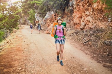 Çok uluslu grup genç mutlu arkadaşlar öğrenci sırt çantaları, ormanın içinde sahil yolu ile Likya yolu boyunca seyahat. Yürüyüş ve Türkiye kavramında trekking