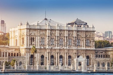 İstanbul 'da İstanbul Boğazı' ndan Dolmabahçe Sarayı manzarası güneşli bir yaz gününde feribottan Türkiye 'ye