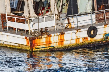 Rusty deniz bağlantı noktasında feribot Gemini terk ettin.