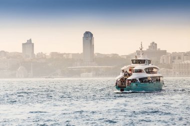 11 Eylül 2017, Türkiye, Istanbul: yolcu feribot gemisi boğaz boyunca Istanbul genelinde insanlar taşır