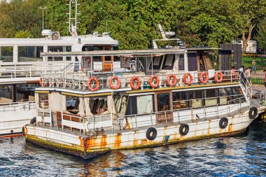 11 Eylül 2017, Türkiye, Istanbul: paslı terk feribot gemi denizde liman
