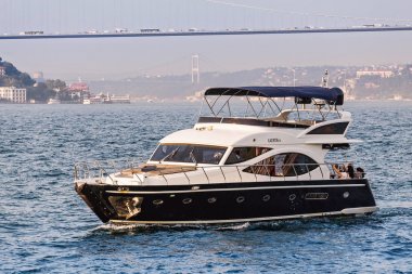 11 Eylül 2017, Türkiye, Istanbul: Istanbul manzaraları fon karşı boğaz sularına boyunca güzel lüks yat çalışır