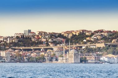 11 Eylül 2017, Türkiye, Istanbul: Ortaköy Camii ve Boğaz Köprüsü Feribot Tekne görünümünden