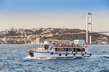 11 Eylül 2017, Türkiye, Istanbul: yolcu gemisi ve feribot tekne İstanbul Boğazı Köprüsü, Istanbul, Türkiye yakınlarında içinde