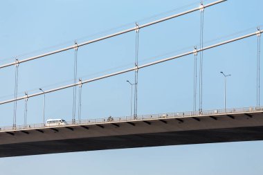 Büyük asma köprü yakın çekim ayrıntı araba trafik ile