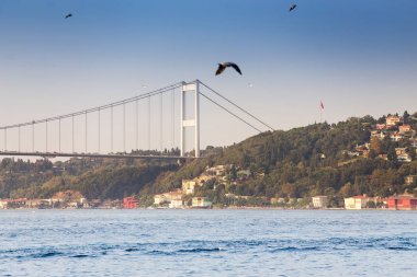 İstanbul Boğazı, Istanbul ve Türkiye'deki en büyük ve en önemli karayolu ulaşım merkezi üzerinde asma köprü