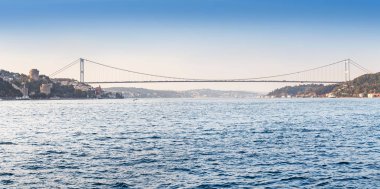 İstanbul Boğazı, Istanbul ve Türkiye'deki en büyük ve en önemli karayolu ulaşım merkezi üzerinde asma köprü