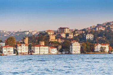 Antik kale Rumelihisarı ve Sarayı Marmara Denizi'nin kıyısında görüntülemek boğaz kısmından