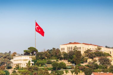 11 Eylül 2017, Türkiye, Istanbul: Boğaziçi Boğazı tarafındaki Türk bayrağı ile Emirgan Parkı görünümünü