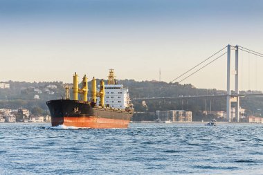 İstanbul Boğazı 'nda büyük bir kargo gemisi tankeri, nakliye su konsepti