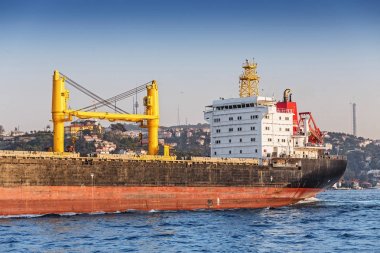 İstanbul Boğazı 'nda büyük bir kargo gemisi tankeri, nakliye su konsepti