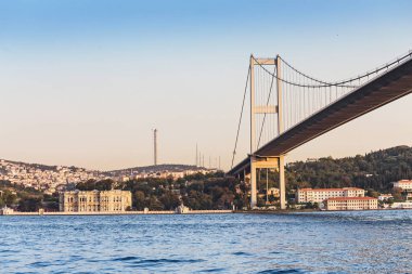 İstanbul Boğazı, Istanbul ve Türkiye'deki en büyük ve en önemli karayolu ulaşım merkezi üzerinde asma köprü