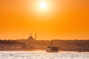 11 Eylül 2017, Türkiye, Istanbul: yolcu feribot ve gemi bir cami ve günbatımı arka plan Istanbul'da İstanbul Boğazı yoluyla insanlara taşıma
