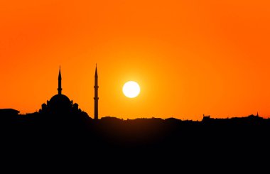 Istanbul'da batımında Minare Camii silüeti