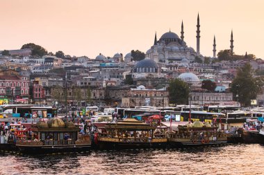 11 Eylül 2017, Türkiye, Istanbul: balık incelik balikikmek Eminönü hizmet geleneksel lokanta tekneler gün batımında arka planda Süleymaniye Camii ile kare