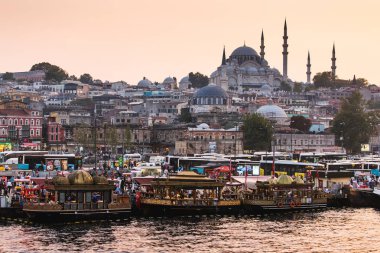11 Eylül 2017, Türkiye, Istanbul: balık incelik balikikmek Eminönü hizmet geleneksel lokanta tekneler gün batımında arka planda Süleymaniye Camii ile kare