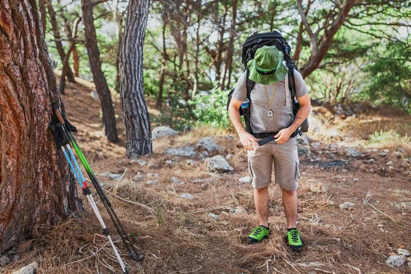 Élégant voyageur hipster explorer la carte seul dans la forêt, concept moderne de trekking et de randonnée — Photo
