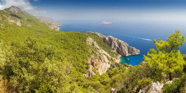 Idylliska Medelhavet landskap med en enslig vik av azure färg och berg som är täckt med tallskog, resa i paradise koncept — Stockfoto