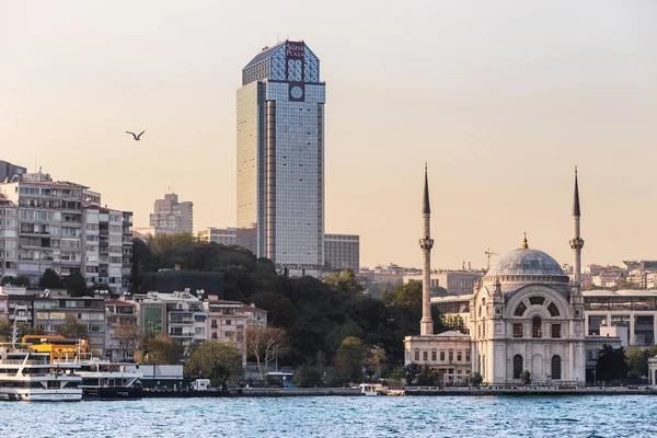 11 SEPTIEMBRE 2017, TURQUÍA, ISTÁBUL: Mezquita Dolmabahce y rascacielos moderno Suzer plaza hotel — Foto de Stock