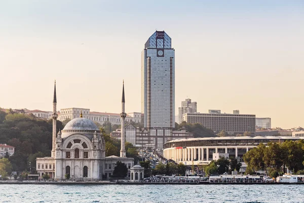 11 September 2017, Turkiet, Istanbul: Dolmabahce moskén och modern skyskrapa Suzer plaza hotel — Stockfoto