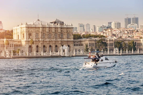 11 Setembro 2017, TURQUIA, ISTANBUL: Um belo iate de luxo corre ao longo das águas do Bósforo contra o pano de fundo dos pontos turísticos de Istambul — Fotografia de Stock