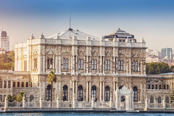 Dolmabahce Palace Θέα από το στενό του Βοσπόρου στην Κωνσταντινούπολη Τουρκία από το πλοίο σε μια ηλιόλουστη καλοκαιρινή μέρα — Φωτογραφία Αρχείου