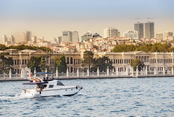 11 SEPTEMBER 2017, TURKEY, ISTANBUL: En vakker luksusyacht går langs Bosporos vann i bakgrunnen av Istanbuls severdigheter – stockfoto