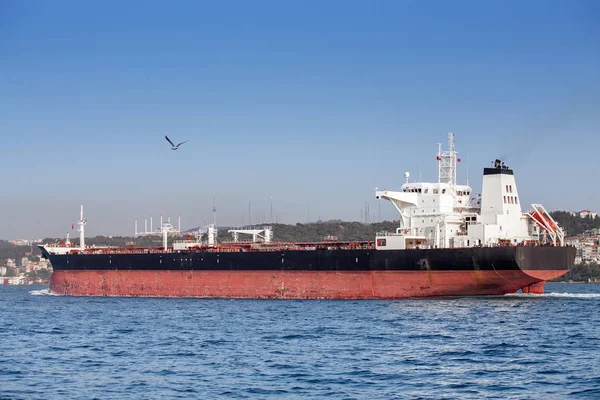 Nave cisterna di grandi dimensioni nello stretto del Bosforo a Istanbul, concetto di trasporto merci per via navigabile — Foto Stock