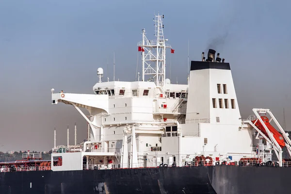 Stern büyük tanker kargo gemisi Karadeniz boğaz Boğaz yolu üzerinde. Türk su taşıma kavramı
