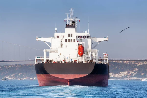 A poppa di una grande nave cisterna da carico sulla rotta per lo stretto del Bosforo nel Mar Nero. Concetto di trasporto idrico turco — Foto Stock