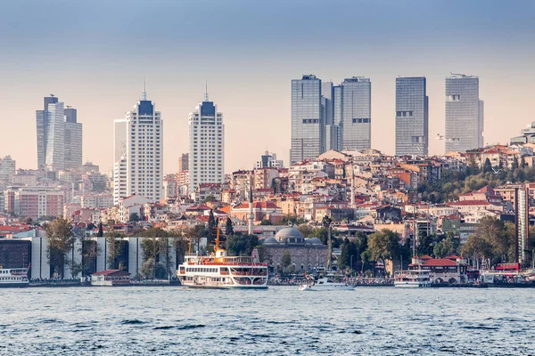 İş Merkezi İstanbul 'un modern gökdelenler ile deniz cityscape üzerinden görüntülemek