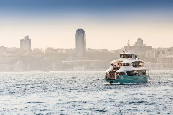 11. September 2017, Türkei, Istanbul: Passagierfähre bringt Menschen über die Bosporus-Meerenge entlang von Istanbul — Stockfoto