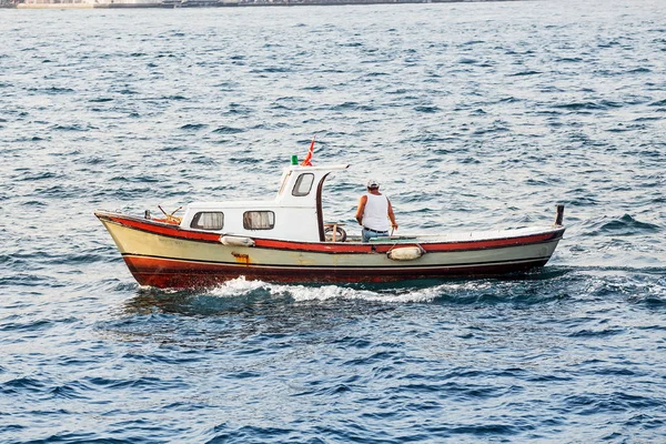 Kleines Fischerboot im Marmarameer, Bosporusstraße in Istanbul — Stockfoto