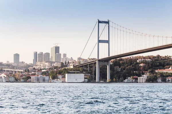 Ponte de suspensão sobre o Estreito do Bósforo, um dos maiores e mais importantes centros de transporte rodoviário de Istambul e Turquia — Fotografia de Stock