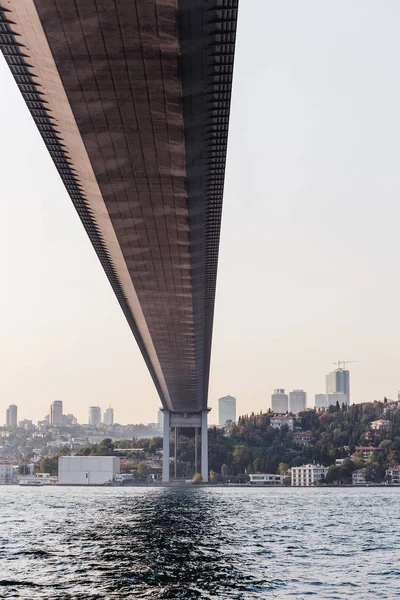 11 SEPTIEMBRE 2017, TURQUÍA, ISTÁBUL: Puente colgante sobre el Estrecho del Bósforo, uno de los centros de transporte por carretera más grandes e importantes de Estambul y Turquía —  Fotos de Stock