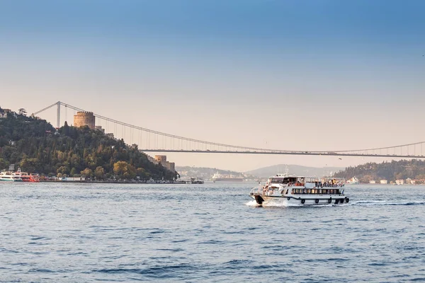 11 SEPTIEMBRE 2017, TURQUÍA, ISTÁBUL: Un hermoso yate de lujo recorre las aguas del Bósforo con el telón de fondo de las vistas de Estambul — Foto de Stock