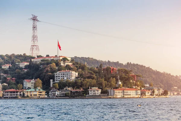 11 SEPTEMBRE 2017, TURQUIE, ISTANBUL : Vue du parc Emirgan avec le drapeau turc du côté du détroit de Bosphore — Photo