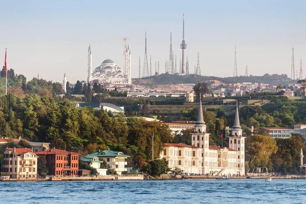 Konstruktion av Camlica moské, den största i Turkiet, Visa från Bosporen havets — Stockfoto